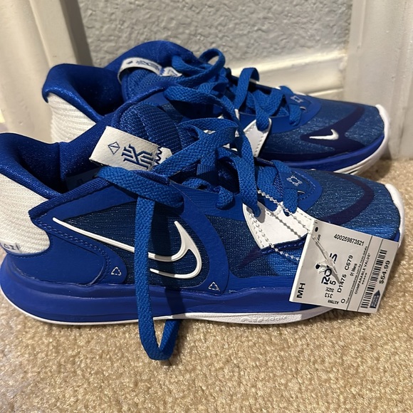 Size 5 blue Nike shoes - Picture 3 of 6